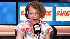 Julie Villers à Anthony Kavanagh : "Puisque nous recevons Anthony Kavanagh, qu’on ne présente plus, donc je ne vous présenterai pas. Et ça m’arrange, je n’ai que 2 minutes, ah tiens, quelqu’un m’a dit ça hier soir !.."