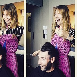 Adam Levine se fait couper les cheveux