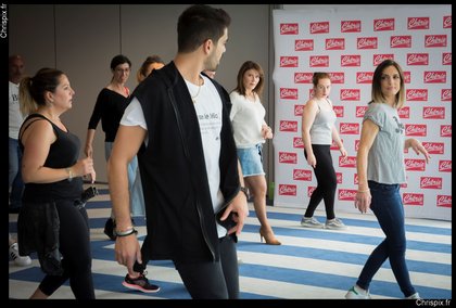 Les auditeurs de Chérie FM apprennent la chorégraphie enseignée par Christophe Licata.