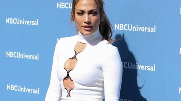 Jennifer Lopez : glamour et sexy au bord de sa piscine!