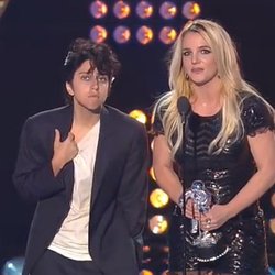 Lady Gaga drague Britney Spears lors des VMA déguisée en Joe Calderone