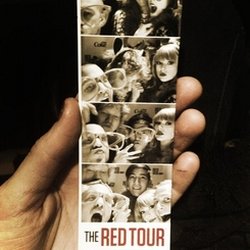 Taylor Swift : " Autre nouvelle, nous avons desormais un photomaton en backstage @lockoir @edsheeran @Taeok_Lee @Scott_Myrick