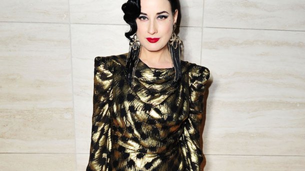 Dita Von Teese : elle ne rigole pas avec le rouge à lèvres!
