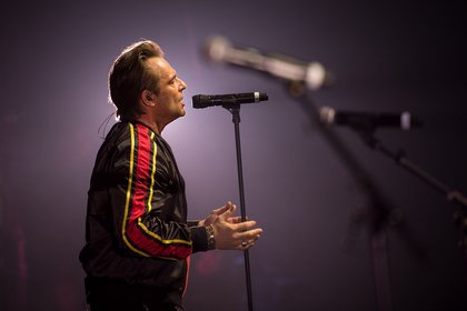 David Hallyday chante "Tu ne m'a pas laissé le temps" lors du Concert privé Pop Love de Trélazé.