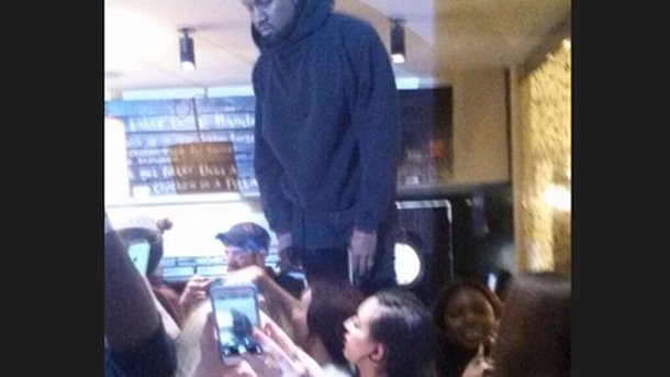 Kanye West créé l'émeute dans un fast food avant les Brit Awards!