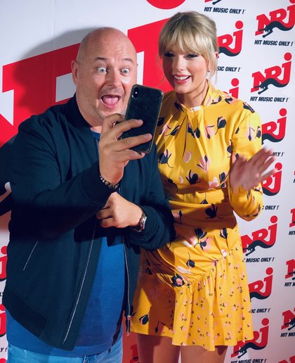 Taylor Swift dans l'émission C'Cauet sur NRJ