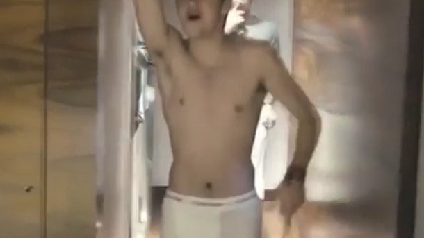 Niall Horan danse en dessous à la télé