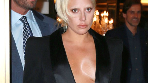 Lady Gaga : persiste dans le style ultra décolleté!