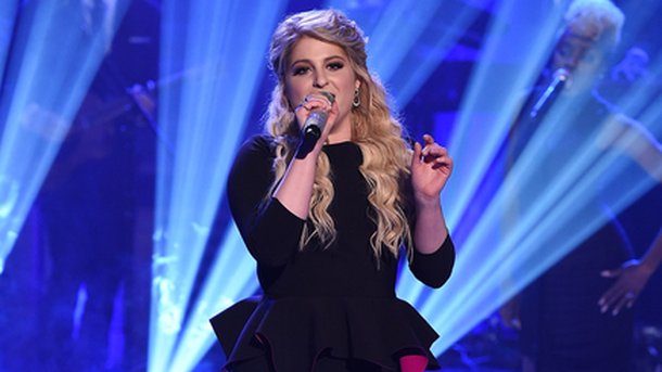 Meghan Trainor : chute magistrale en direct à la télévision!
