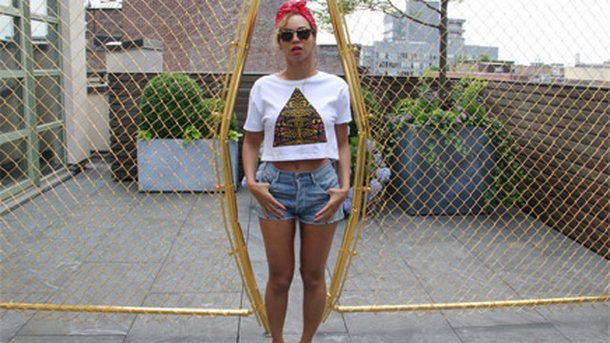 Beyoncé pose en mini short !