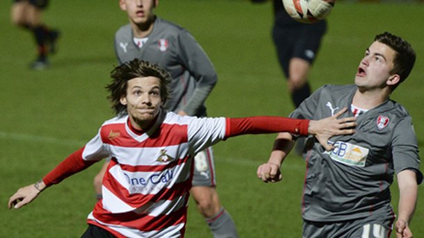 Louis Tomlinson : ses débuts sur le terrain