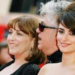 "Le mariage du cinéma d'auteur et du film grand public réussit à Pedro Almodovar qui rayonne de satisfaction en posant avec Penelope Cruz" et Carmen Maura, pour "Volver" (2006).