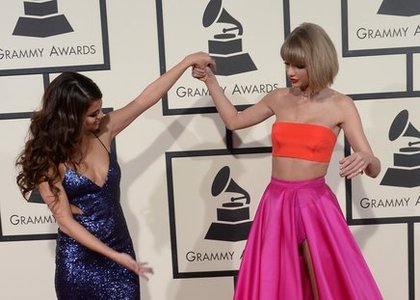 Selena Gomez et Taylor Swift sur le tapis rouge des Grammy Awards 2016