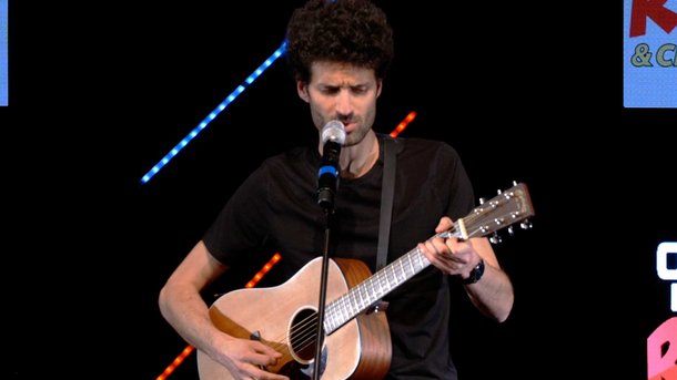 Humour : Alex Fredo sur scène  : "Chanson française" : "... Moi, j'ai écouté du Charles Aznavour de 7 ans à 17 ans. J'ai donc eu mon premier ami à 18 ans !"