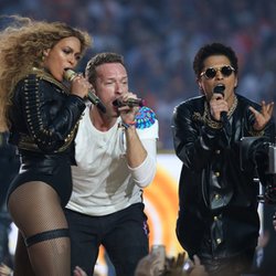 Beyoncé, Chris Martin et Bruno Mars lors de la mi-temps du Superbowl!