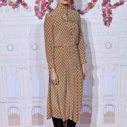 Clara Luciani opte pour une maxi dress à col noué et des bottes vintage.