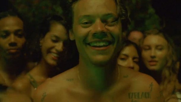 Harry Styles de retour avec le clip brûlant de «Lights Up»