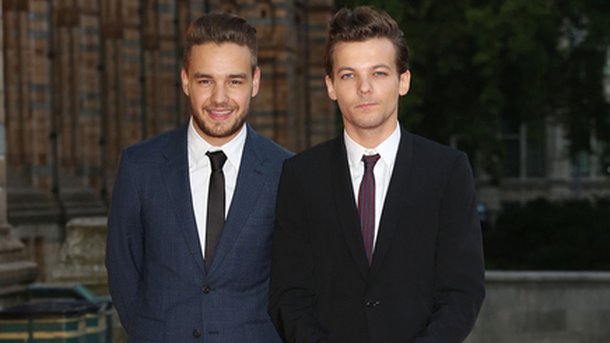 Louis Tomlinson soutenu par Liam Payne aux funérailles de sa maman