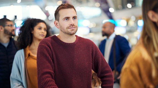 Les infos du Réveil Chérie : Il fait fortune en se faisant payer pour faire la queue à la place des gens