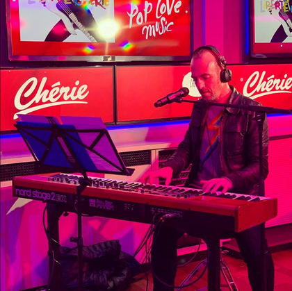 Calogero en piano-voix lors de son Concert super privé dans les studios de Chérie Paris.