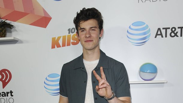 Shawn Mendes regarde la Coupe du monde de football avec des fans!