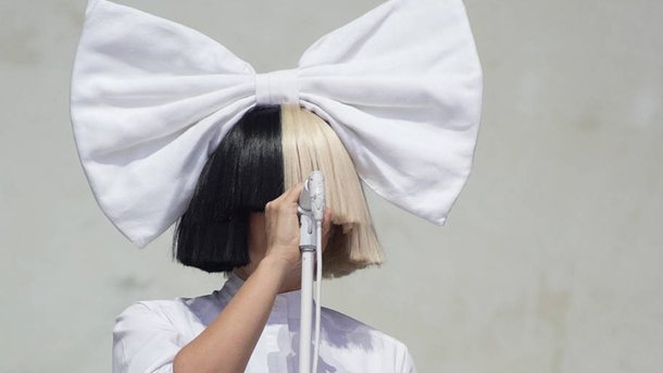 Sia montre son visage et bien plus...sur Instagram