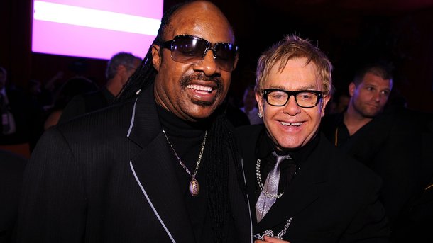 Elton John célèbre son amitié avec Stevie Wonder dans son dernier clip