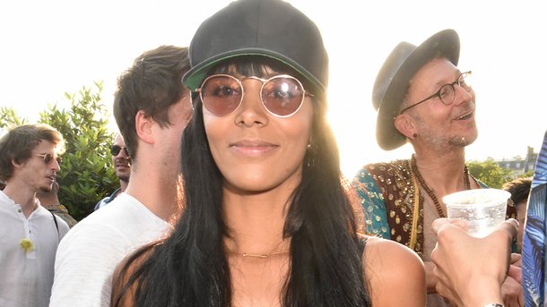 Shy'm: sa combinaison très décolletée enflamme la toile