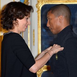 Pharrell Williams reçoit la médaille d'officier des arts et des lettres