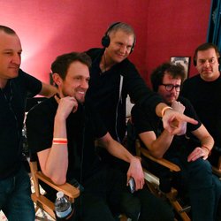 William Sherak, Matt Bettinelli-Olpin, Kevin Williamson, Tyler Gillett et Chad Villella sur le tournage de "Scream"