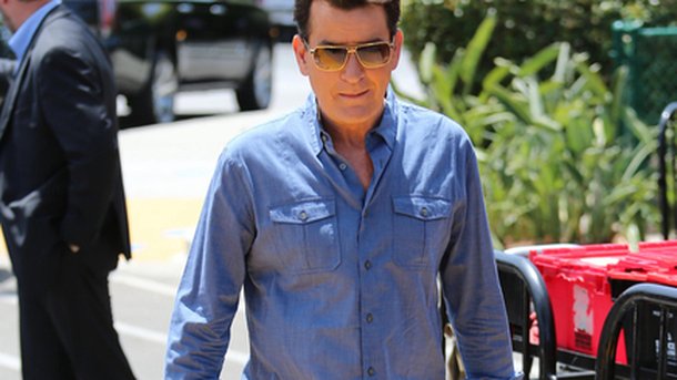 Charlie Sheen : son histoire intéresse les éditeurs!