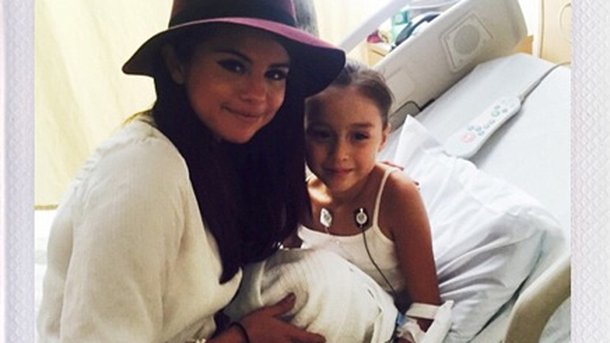 Selena Gomez rend visite à des enfants malades!