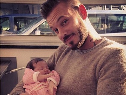 M Pokora: Nous aujourd'hui on a eu la visite de Rose et sa maman, notre coiffeuse adorée, @margaux_rm !#sherwoodfamily #bebedesherwood