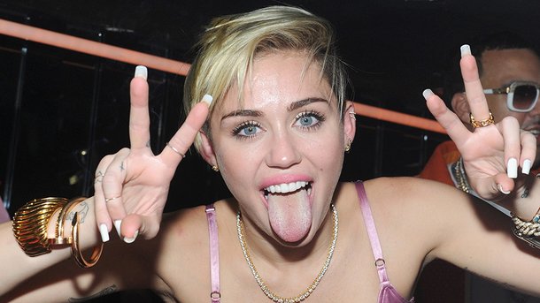 Miley Cyrus interprète «The Climb» pour son live TikTok du Super Bowl