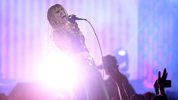 Miley Cyrus: après ses récentes ruptures, la star embrasse un chanteur!
