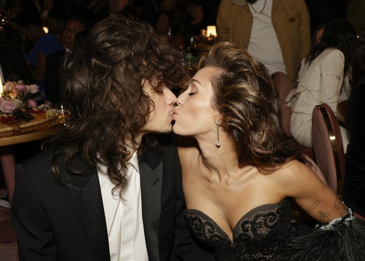 Miley Cyrus et son compagnon Maxx Morando partagent un baiser aux Grammy Awards 2024