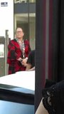 Les animateurs de la matinale de “Radio Contact” viennent saluer notre bus !