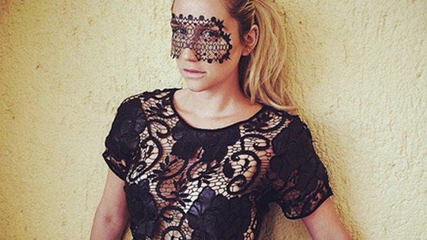 Kesha dévoile un top transparent au Brésil!
