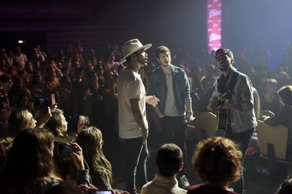 Arcadian au milieu de la foule lors du Concert Pop Love