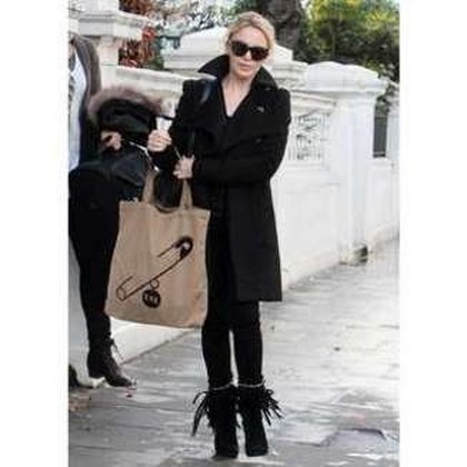 Kylie Minogue en manteau noir