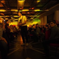 Vianney chante au plus près de son public lors de son Concert privé Pop Love