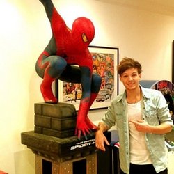 Louis Tomlinson pose avec spiderman
