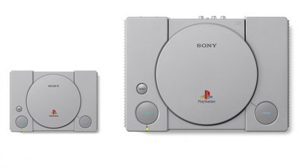 La PlayStation Classic à gauche, et la PlayStation originale à droite.