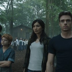 Karun (Harish Patel), Kingo (Kumail Nanjiani), Sprite (Lia McHugh), Sersi (Gemma Chan), Ikaris (Richard Madden), Thena (Angelina Jolie), Gilgamesh (Don Lee) dans "Les Eternels"