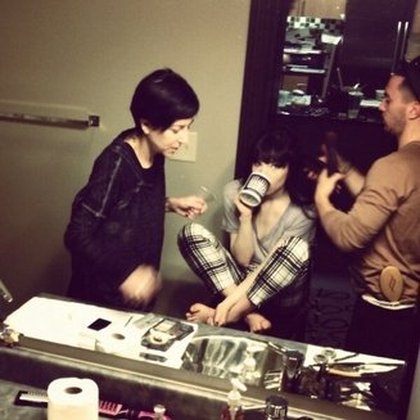 Carly Rae Jepsen: L'équipe glam tôt le matin! Préparation pour le tapis rouge! grammys  mmmmmm... Café!  