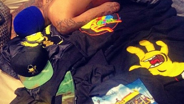 Rihanna poste une photo torse nu de Chris Brown !