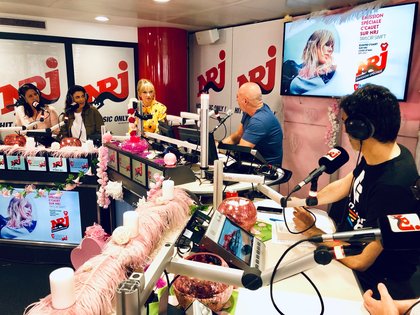 Taylor Swift dans l'émission C'Cauet sur NRJ