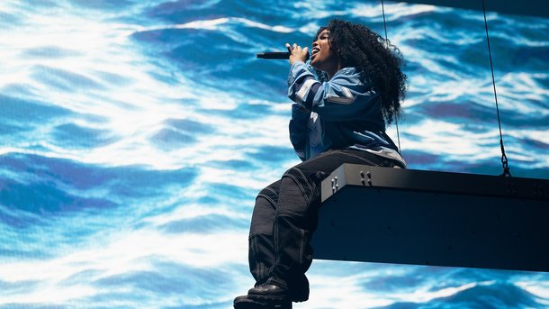 SZA embarque le "génial" public parisien à l'Accor Arena