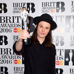 James Bay arrive aux Brit Awards 2016