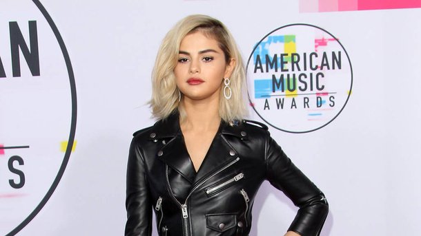 Selena Gomez: tout sur son nouveau look présenté aux American Music Awards
